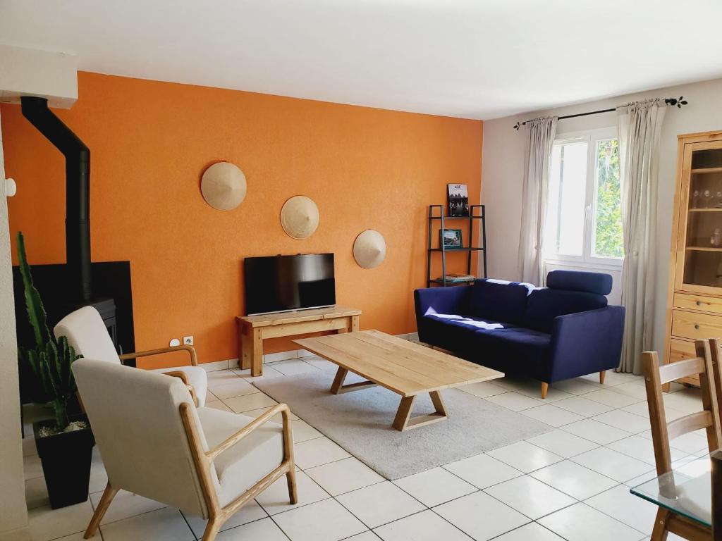 梅斯苔丝Maison Gradina - Séjour à Annecy entre lac et montagne的客厅配有蓝色的沙发和桌子
