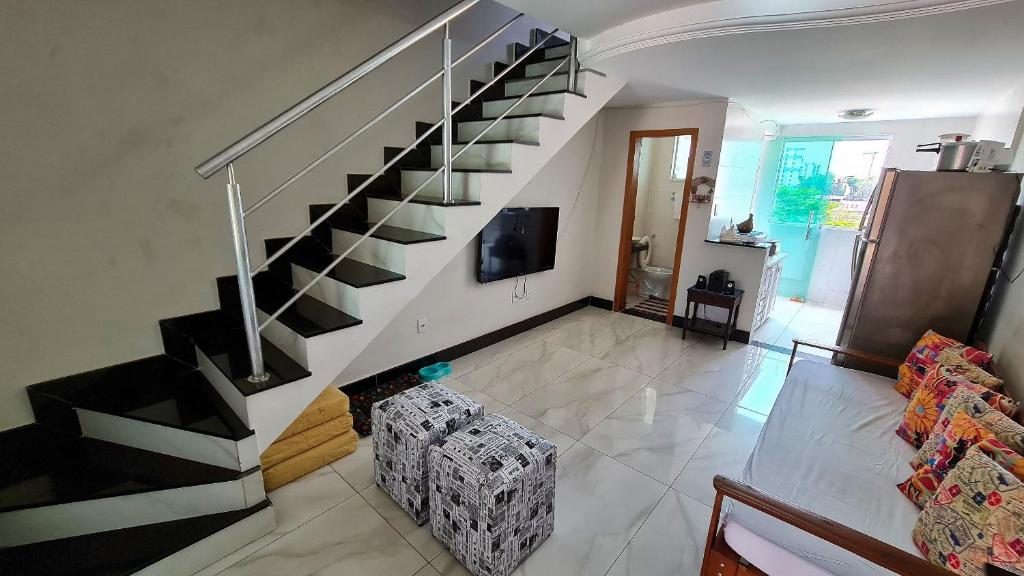 贝洛奥里藏特Casa confortável e segura na região da Pampulha的房屋内带楼梯的客厅