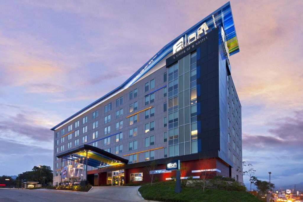 圣何塞Aloft San Jose Hotel, Costa Rica的建筑一侧有标志的酒店