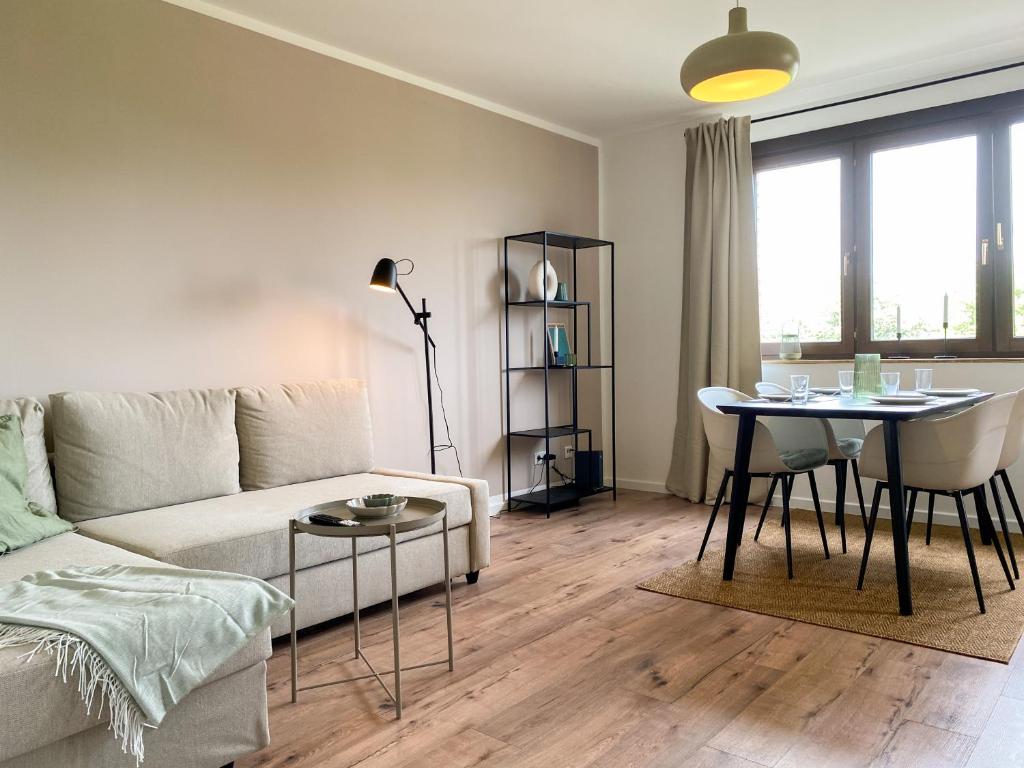 诺伊斯Schöne Wohnung mit Rheinblick/Düsseldorf/Neuss/Messe的客厅配有沙发和桌子