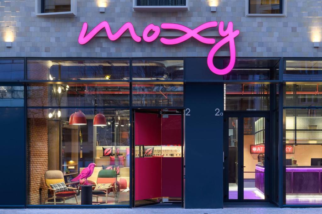 里斯本Moxy Lisbon City的商店前的粉红色 ⁇ 虹灯标志