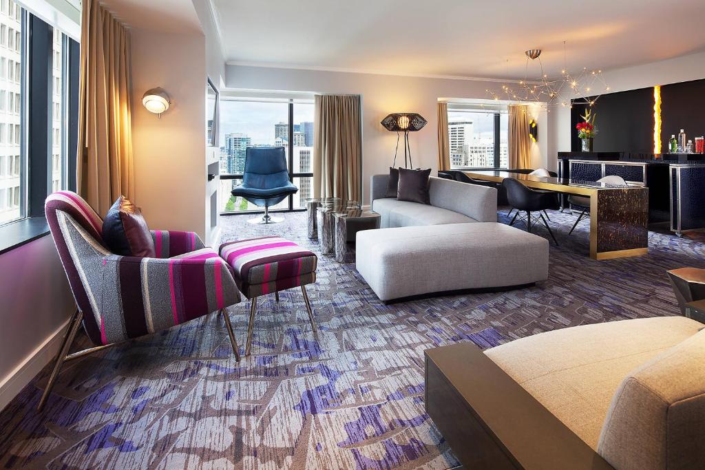 西雅图西雅图W酒店的客厅配有沙发和椅子