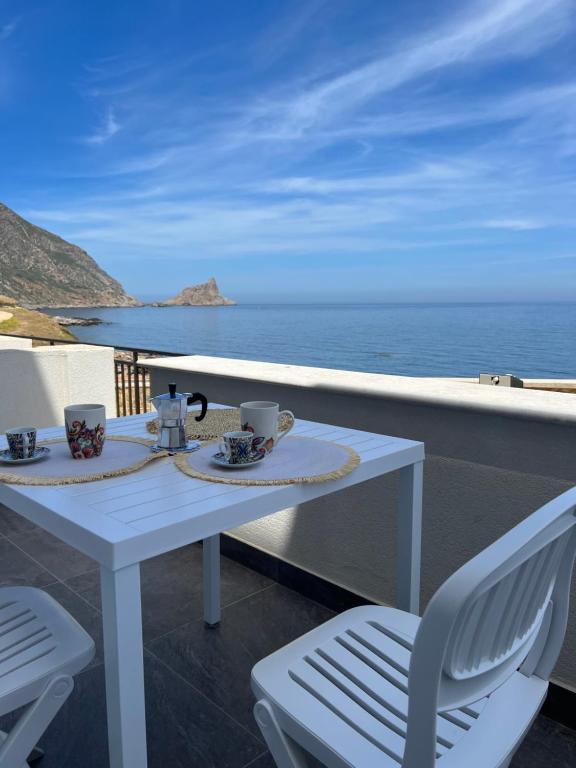 马里迪莫casa D’ Amare的阳台上配有白色的桌椅,享有海景