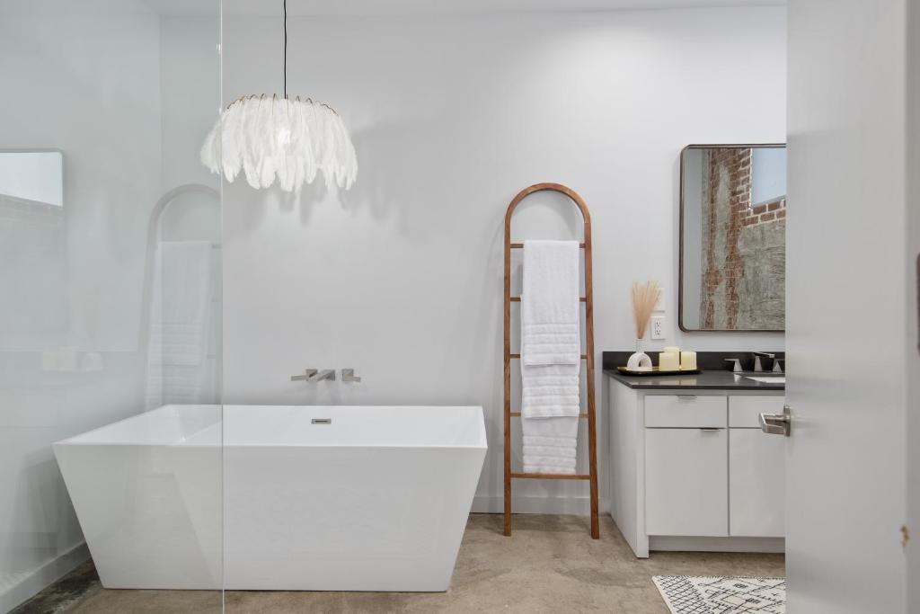 拉斐特The Cypress Flats的白色的浴室设有水槽和镜子