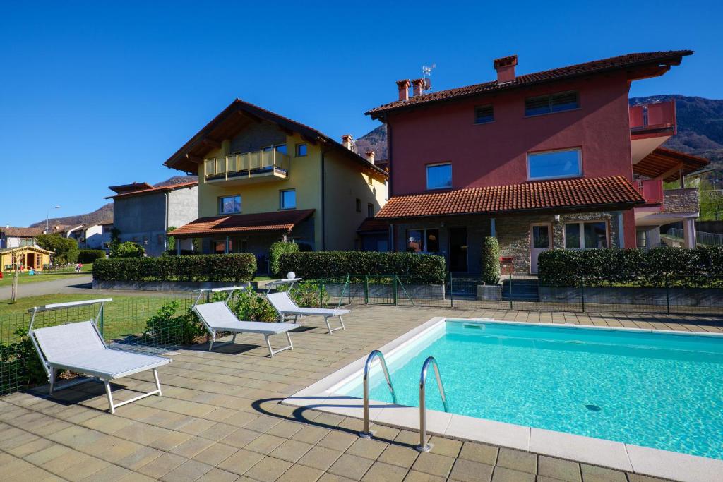 科利科Residence Girasole Casa Rossa A的房屋前的游泳池