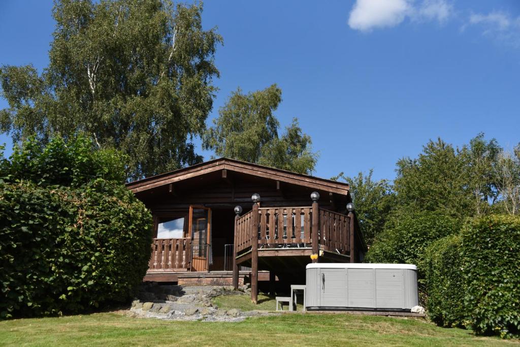 赖厄德Tawny Owl Lodge的一座带白色发电机的大型小木屋