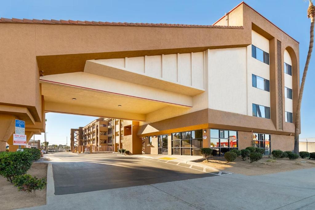 丘拉维斯塔Days Inn by Wyndham Chula Vista-San Diego的一座大型建筑,前面设有停车场