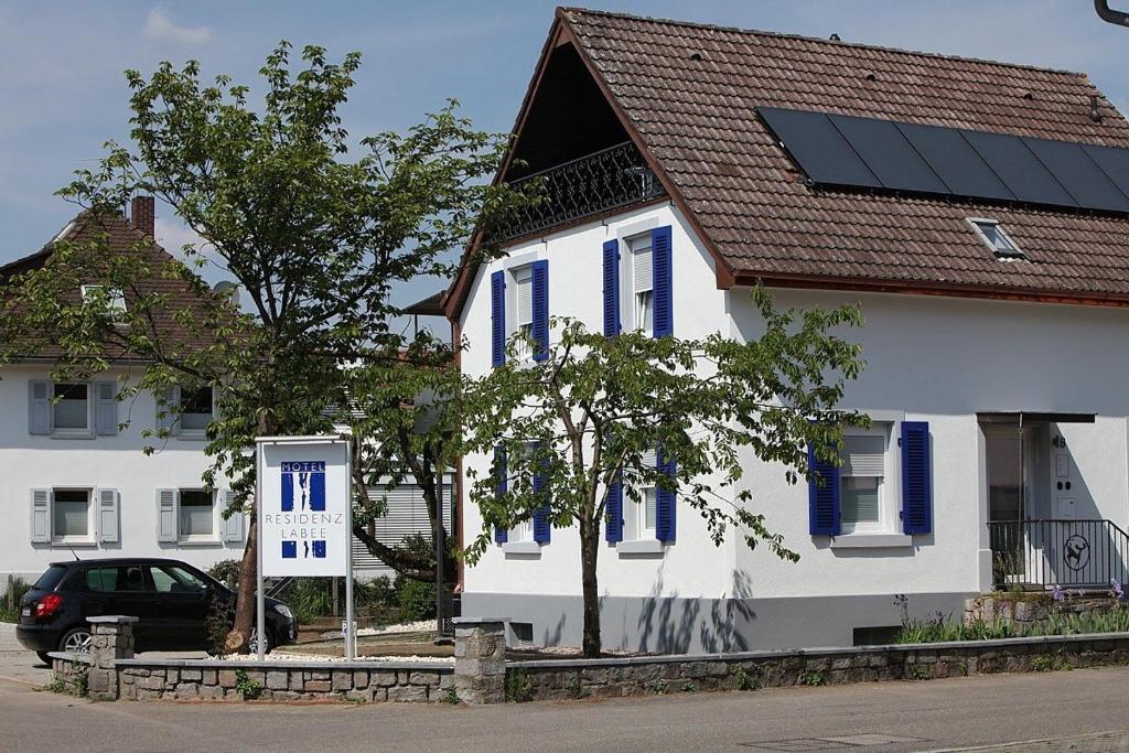莱茵河畔威尔朗比主教宫酒店的屋顶上设有太阳能电池板的白色房屋