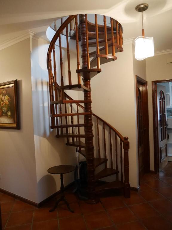 布拉加Casa da Poça - Guest House的木楼梯,有凳子的房间