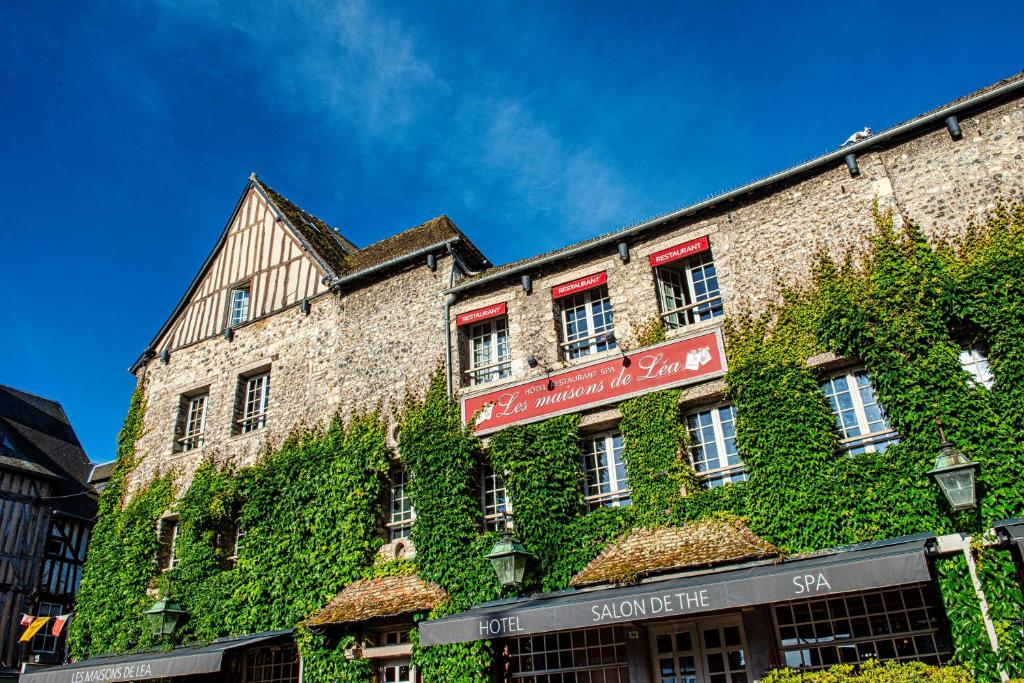 翁弗勒尔Les Maisons de Lea, a member of Radisson Individuals的旁边是一座常春藤绿色的建筑