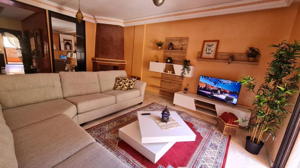 马拉喀什Apartamento Centro Guéliz的带沙发和电视的客厅