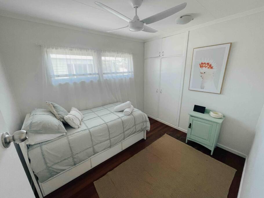 卡伦德拉Beach House @ Moffat的白色的卧室设有床和窗户