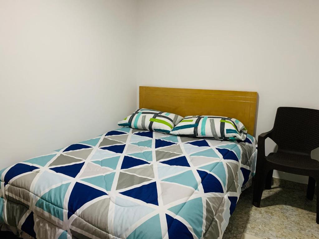 波哥大Bogotá Kings 301的一间卧室配有一张床和一把椅子