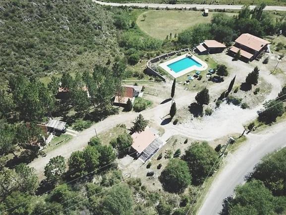 波特雷罗德洛斯弗内斯Cabañas Los Arroyitos的享有带游泳池的房屋的空中景致