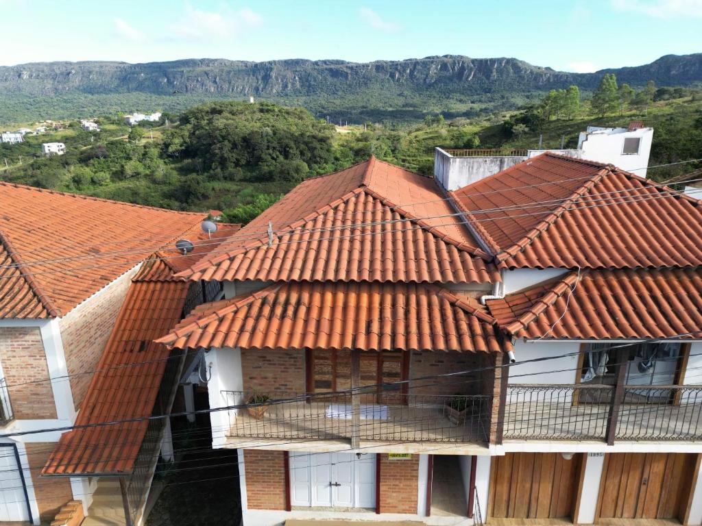蒂拉登特斯Casa Nascimento Vista Panorâmica Serra São José的一座带橙色瓷砖屋顶的建筑,背景是群山