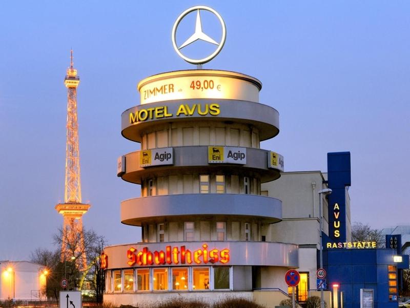 柏林AVUS汽车旅馆的圆楼,上面有栏标