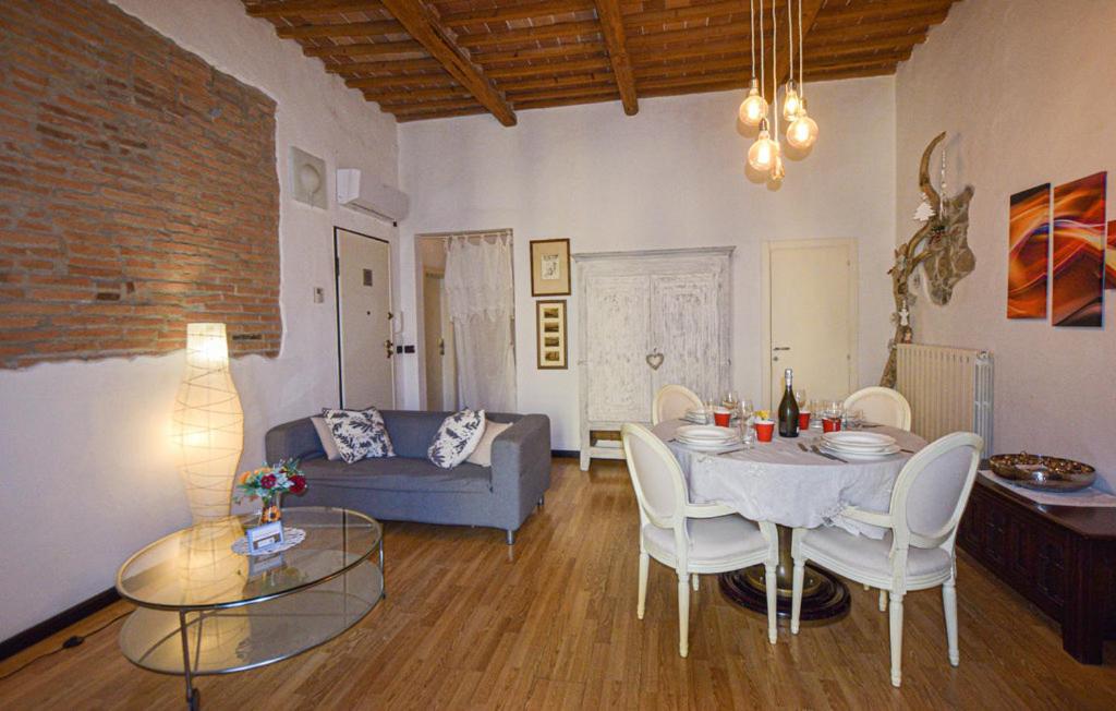 皮昂比诺Seashell Piombino的客厅配有桌子和沙发