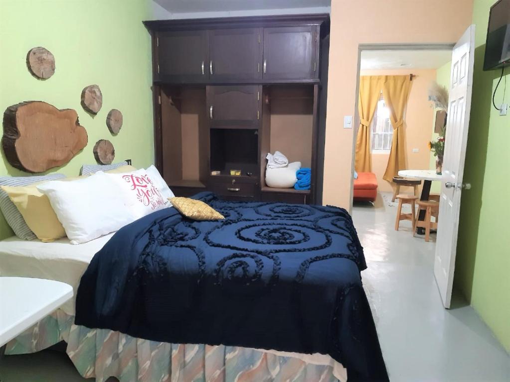 ChimaltenangoCOMFY furnished private apartment.Netflix/internet的一间卧室配有一张带黑色棉被的床
