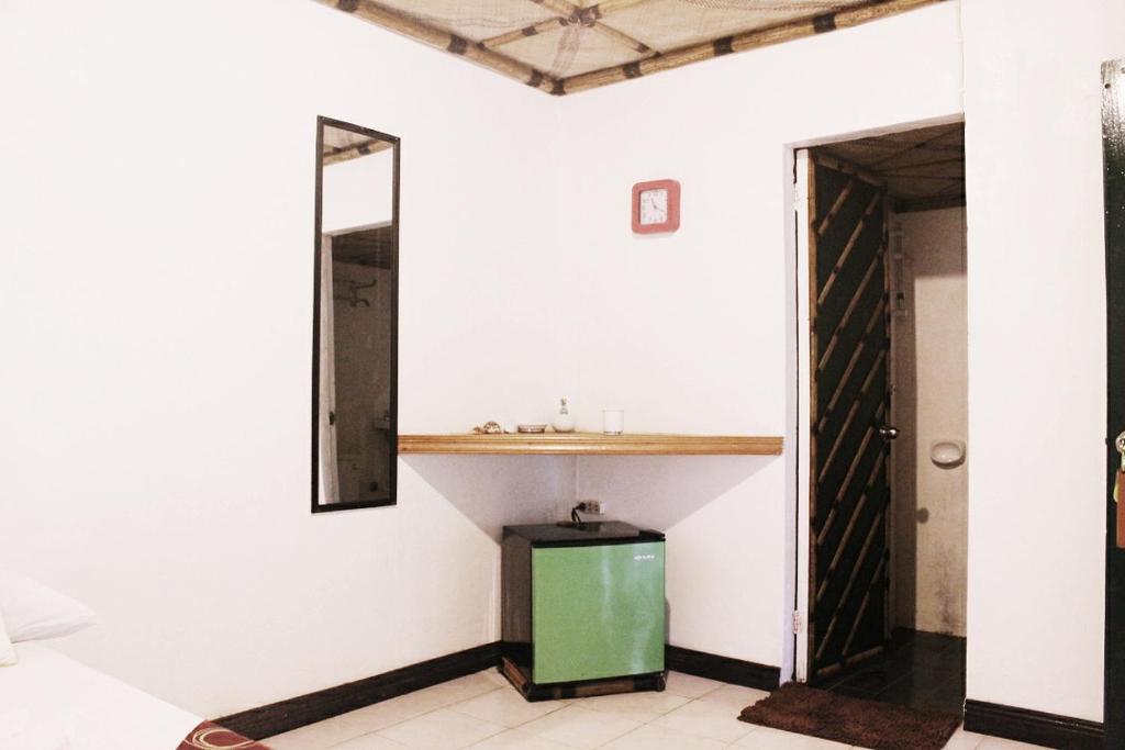 CalatravaTurtle Cove Exclusive Island Resort的一间带绿色橱柜和镜子的浴室
