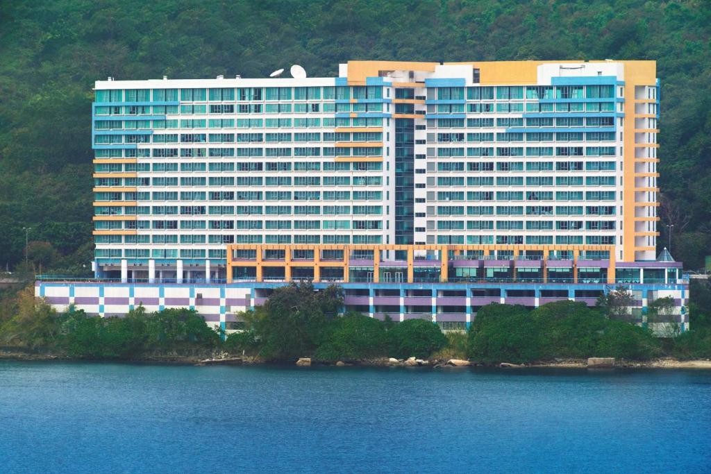 香港华丽海湾酒店的一大片水边的大建筑