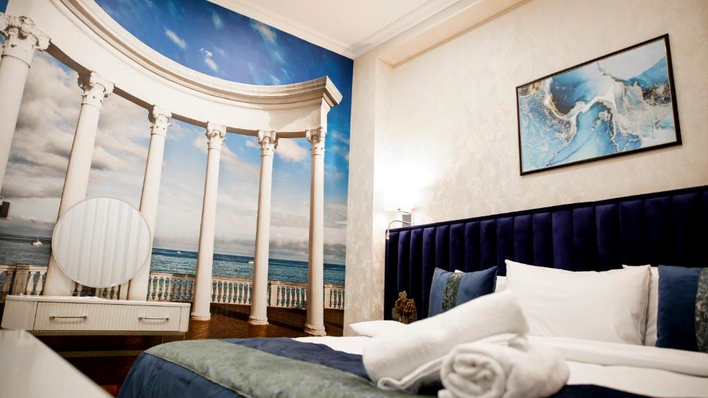 巴库Essam Deluxe Hotel的卧室配有波浪壁画