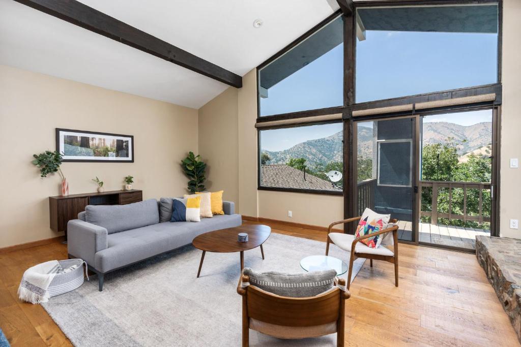 三河城Mountain View, Hot Tub, Open Kitchen, 10m to Sequoia的带沙发、椅子和窗户的客厅