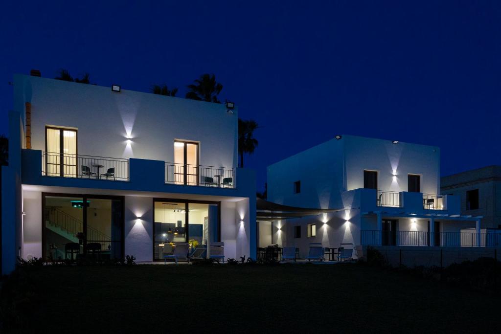 马尔萨拉Casa B, Room 3 - Palm Kite Paradise的夜晚有灯的大白色房子