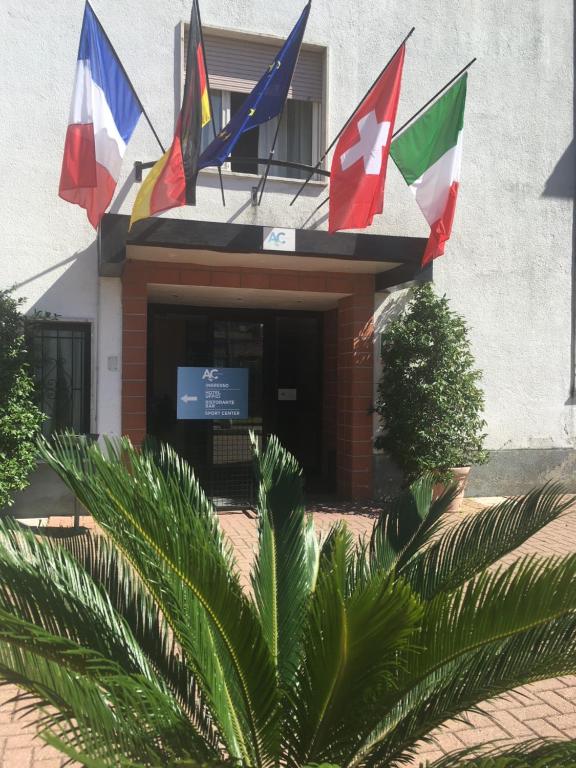 韦尔巴尼亚阿尔中心酒店的前面有旗帜的建筑