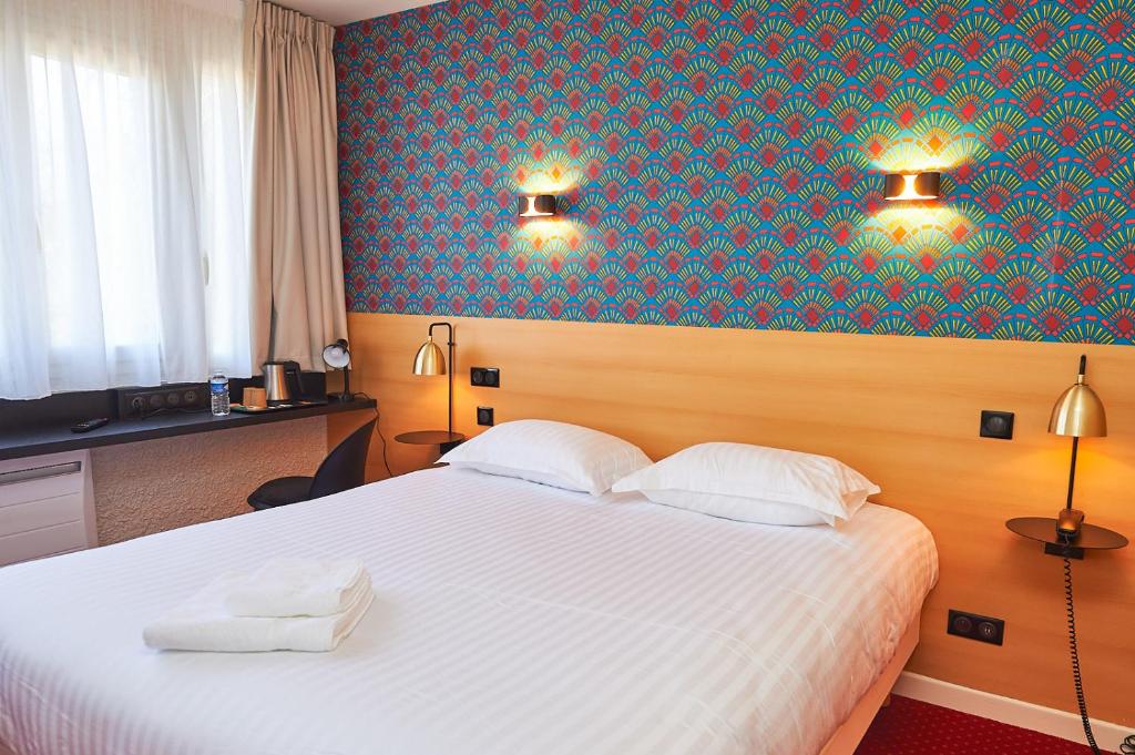 巴泽耶Auberge du port的卧室配有白色床和蓝色墙壁