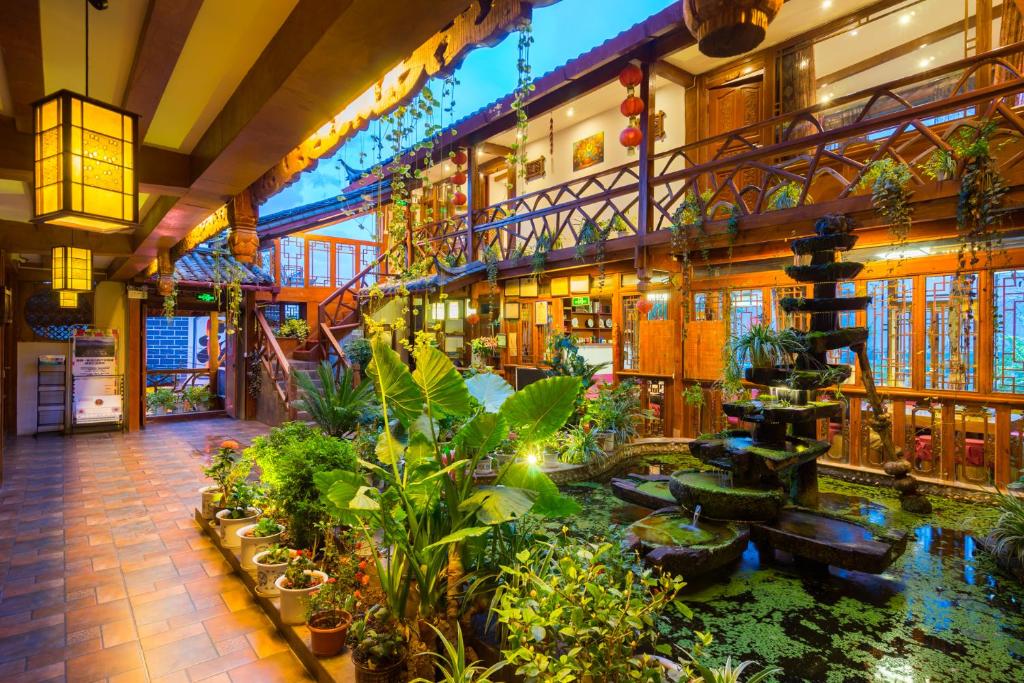 丽江Dream Tour Scenic Inn 梦之旅观景客栈的一座植物繁多的建筑