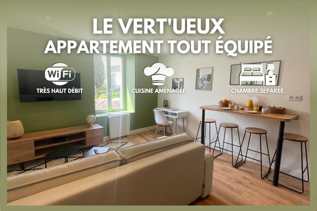 尼奥尔Le Vert’ueux - Appartement tout équipé à Niort的带沙发的客厅和带凳子的酒吧