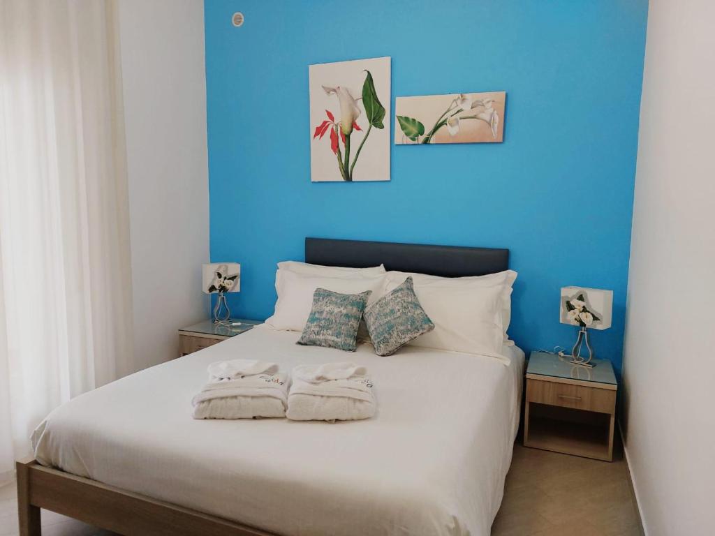 夏卡Colibri B&B的蓝色卧室配有白色床和2个枕头