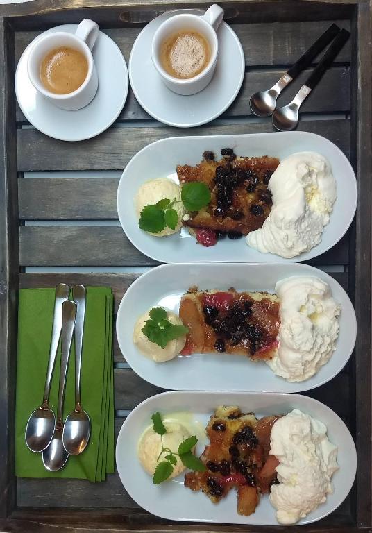 EskilsbyÉvika boutique hotel的餐桌,盘子上放着食物和咖啡