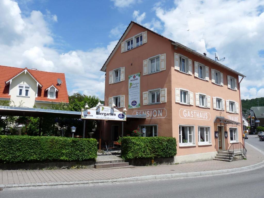 博德曼路德维希港Gasthaus Traube, Ludwigshafen, Bodensee, Seenah gelegen的街道边的建筑物