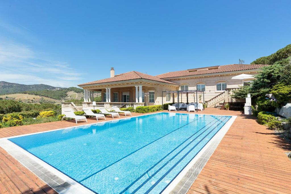 TeiàLuxury Seaview Villa by Olala Homes的房屋前的游泳池