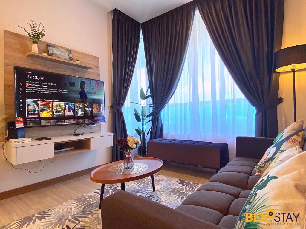 马六甲The Wave Suites Melaka by BEESTAY的带沙发和电视的客厅