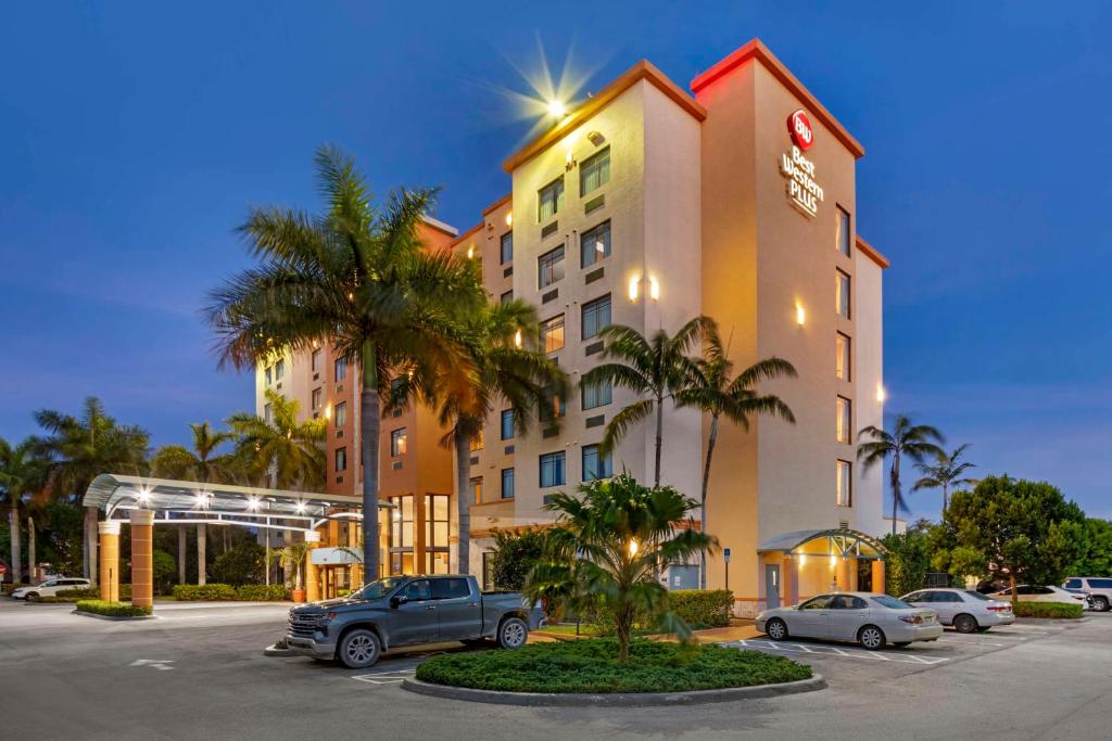 肯代尔Best Western Plus Miami Executive Airport Hotel and Suites的停车场内有停车位的酒店