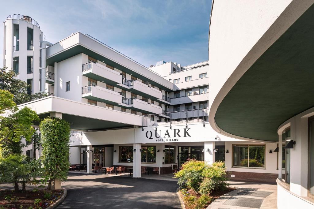 米兰Quark Hotel Milano的从街道上可欣赏到夸克酒店的景色