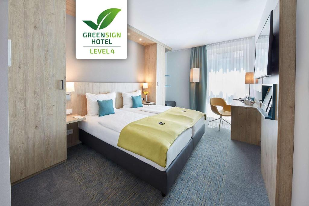 波鸿GHOTEL hotel & living Bochum的配有一张床和一张书桌的酒店客房