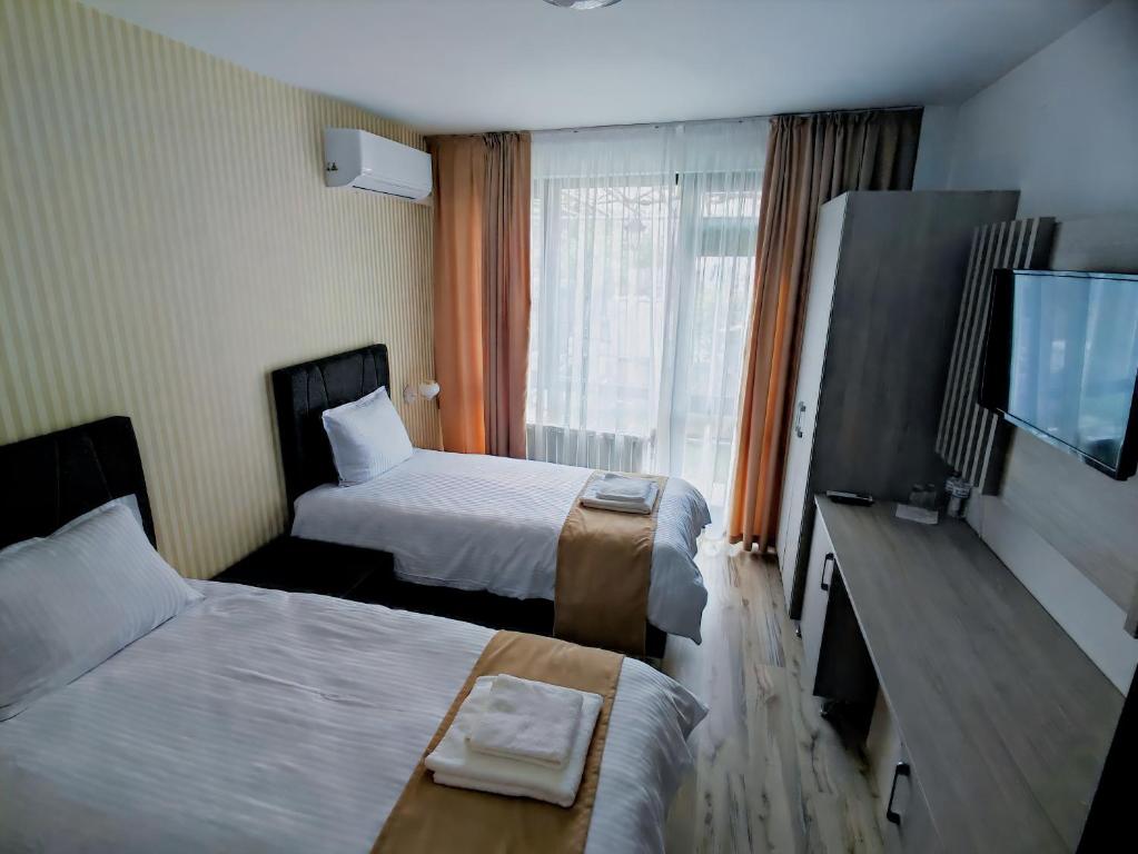 兹拉托格勒HOTEL GOLDEN CITY的酒店客房设有两张床和一台平面电视。