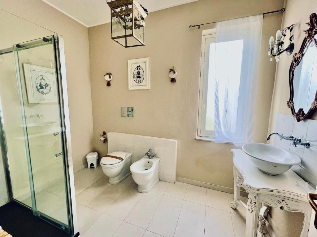 冯塔尼比安奇B&B Villa Dunardi的浴室配有卫生间、盥洗盆和淋浴。