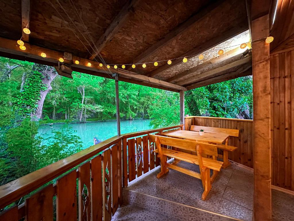 卡姆基亚“River Romance” Villa的木制门廊,甲板上配有木桌