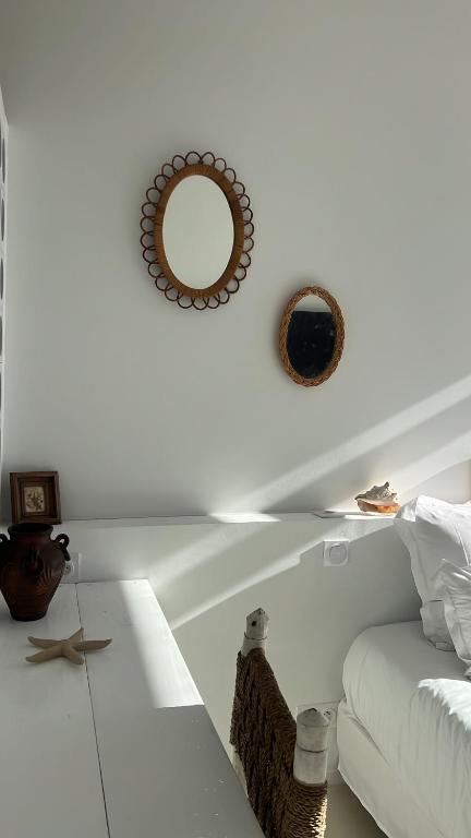 耶尔彭迪艾尔酒店的白色的客厅配有白色的沙发和镜子