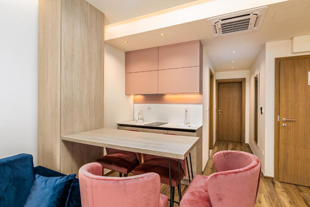 Hotel Vila Hedonija的厨房或小厨房