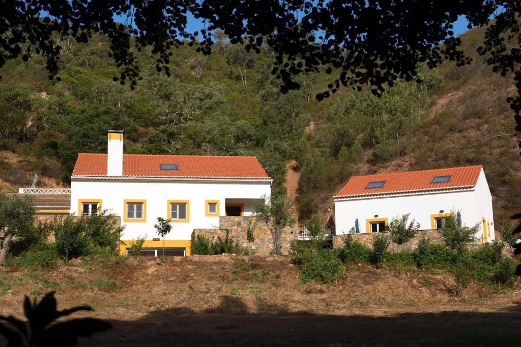 阿尔热祖尔Casa Alva的山坡上一座白色房子,屋顶红色