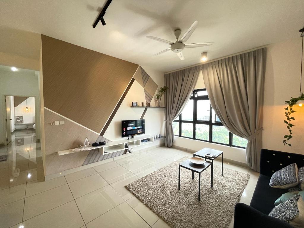 努沙再也Meridin Medini by WP Homestay的客厅配有吊扇和沙发。