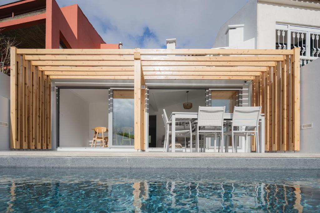 蓬塔德尔加达Figueiras House Pópulo Beach的别墅前方设有游泳池