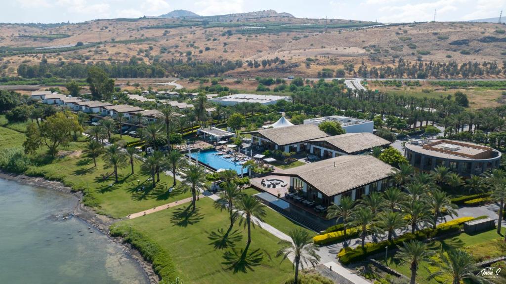 恩格夫The Setai Sea Of Galilee的享有度假村的空中景致,设有游泳池和棕榈树