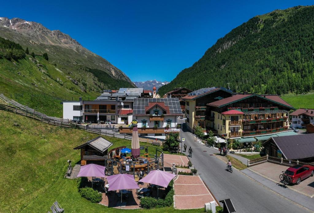 温特Natur-&Alpinhotel Post的山中小镇的空中景观