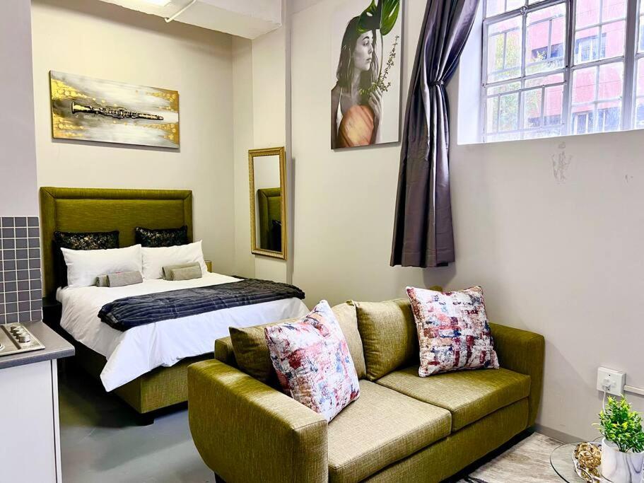 约翰内斯堡Matcha themed Apartment in City的客厅配有沙发和1张床